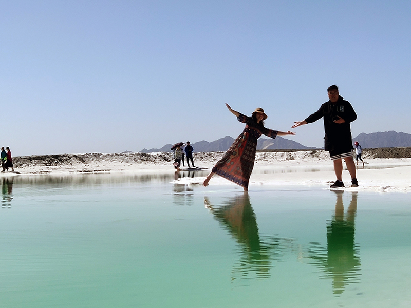 茶卡盐湖天空之镜离青海湖多远,大西北茶卡盐湖翡翠湖