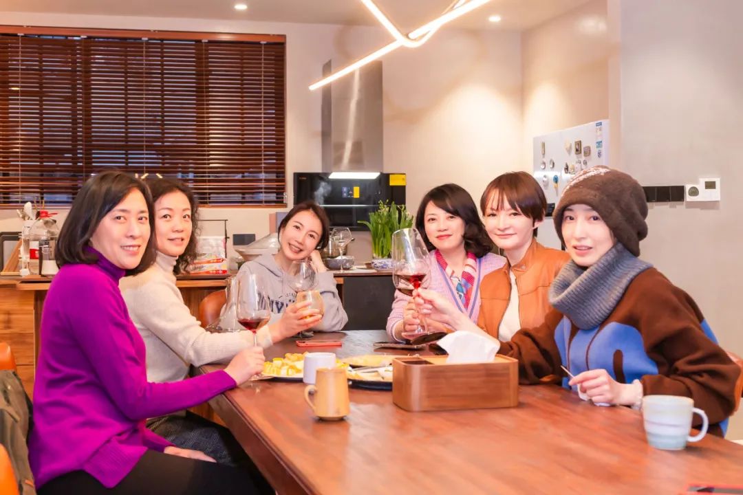 住在上海闹市400平的房子里，花开不败，开窗见池塘，太羡慕了