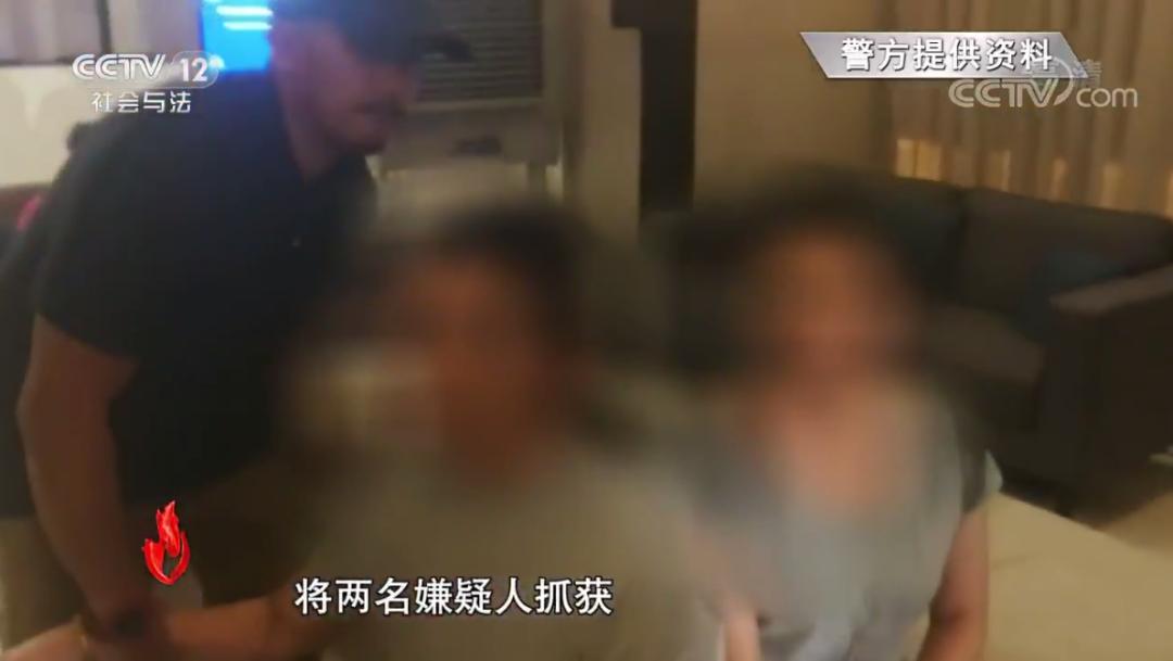 面对民警，女主播竟要脱衣示范是如何进行色情直播的？！