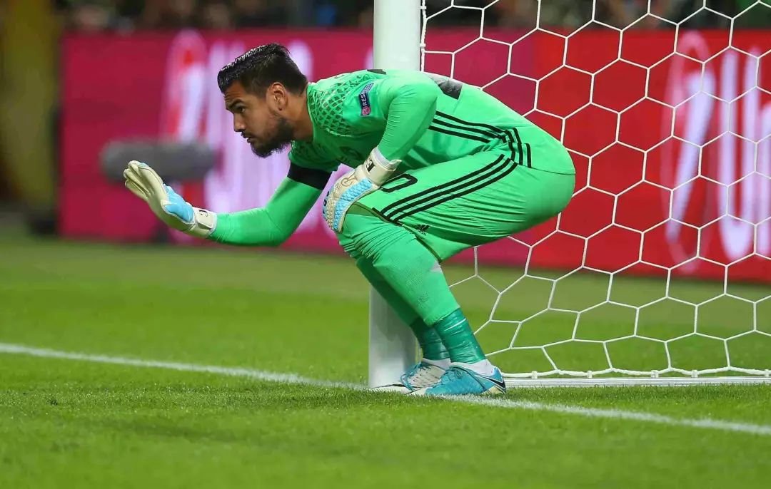 守门员怎么处理单刀球,为什么门将不能用手接回传球