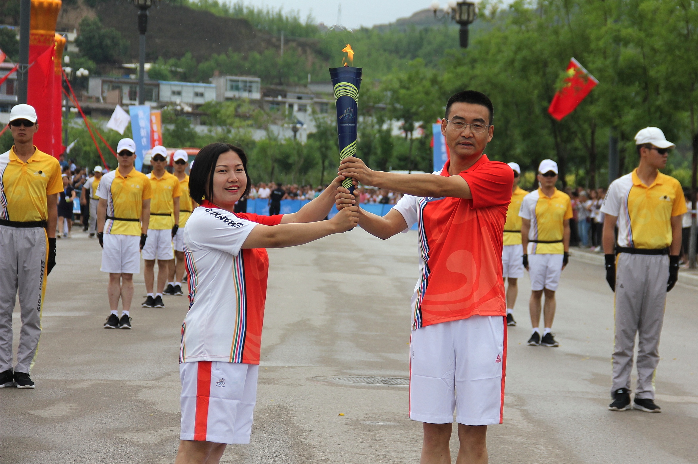 红色兴县喜迎二青圣火30万老区人民传递青*梦春**想