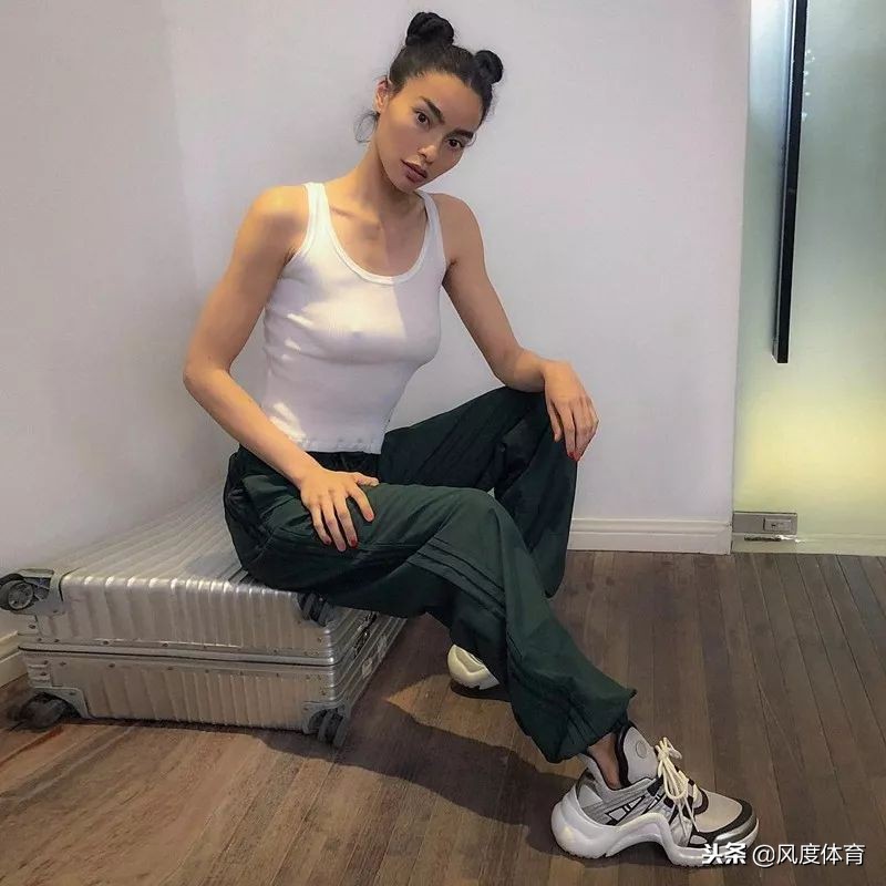 *窥偷**女神AdrianneHo的ins照片,我仿佛打开了新世界的大门……