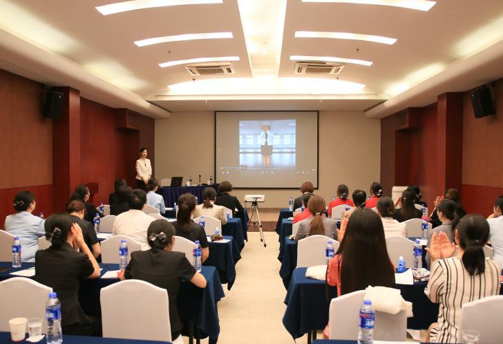 南京天丰大酒店开展“智慧女性，智慧妈妈，七彩生活”专题讲座活动