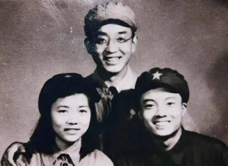 王丽云青涩旧照,车晓王丽云母女军装照