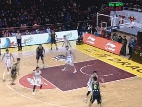 易建联国家队16年,易建联16岁时扣篮