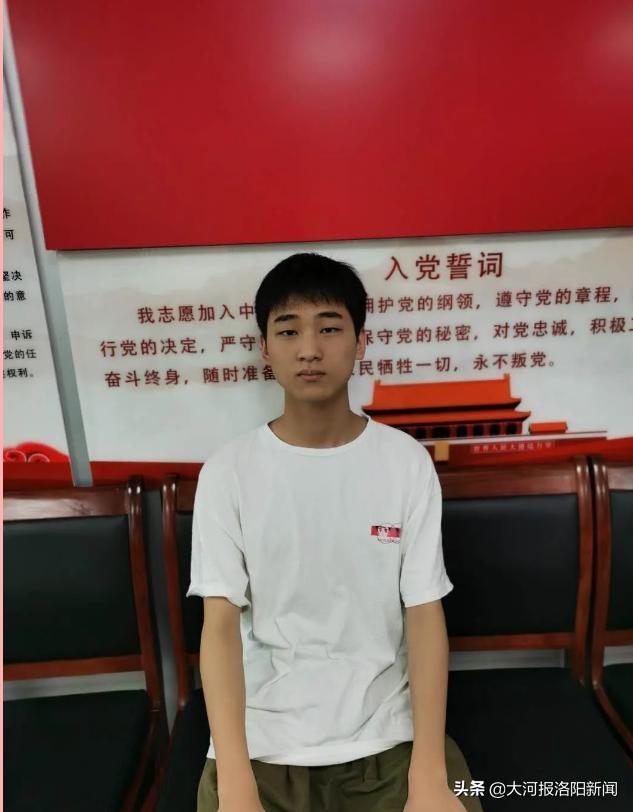 空军招飞的最好成绩——嵩县一高陈丰硕、周源涛被中国人民解放军空军航空大学录取