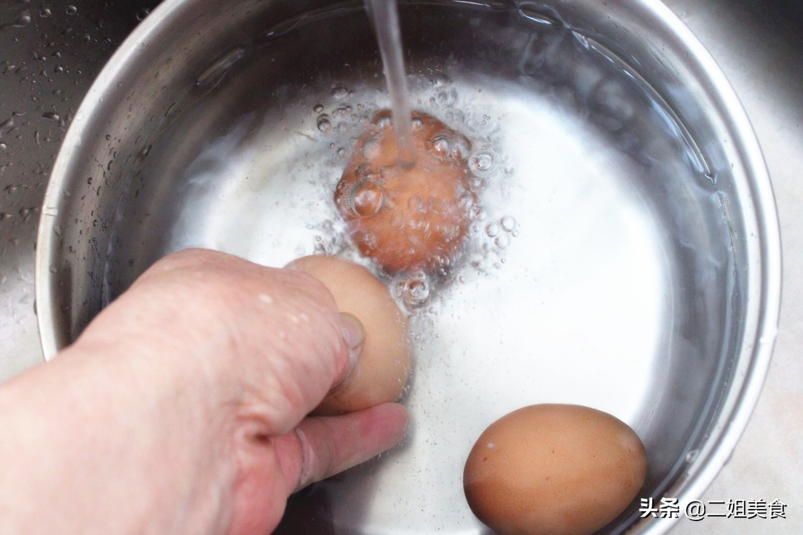 煮鸡蛋怎样剥皮不烂,煮鸡蛋不破裂又容易剥皮的好方法