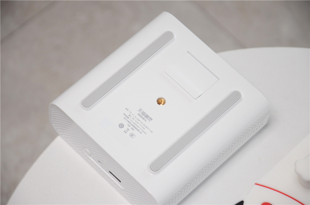 将电影院放进口袋里？天猫精灵“小白盒”便携智能投影仪评测