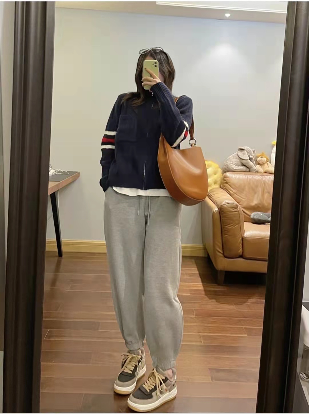 男生冬天灰色裤子配什么,男士冬天灰色上衣搭配什么裤子