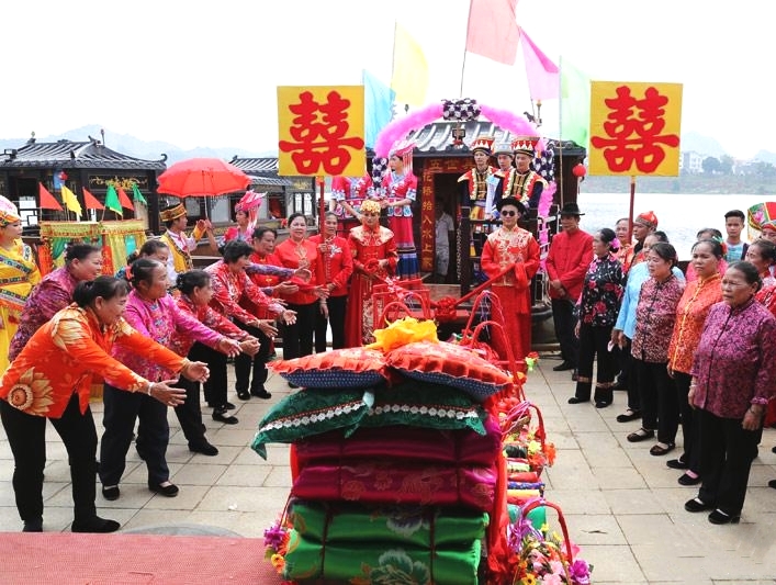 以船为家在水上生活漂泊不定,以船为家的疍家人