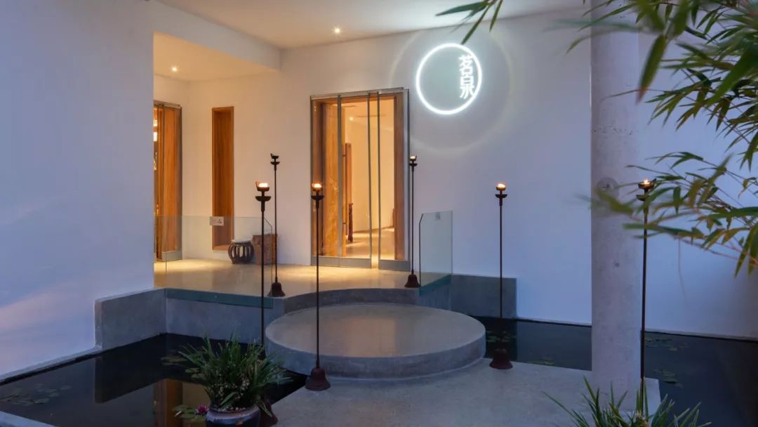 秋日河畔画中小镇，隐于茶园流水，山水间三店新开旅居吃茶慢生活