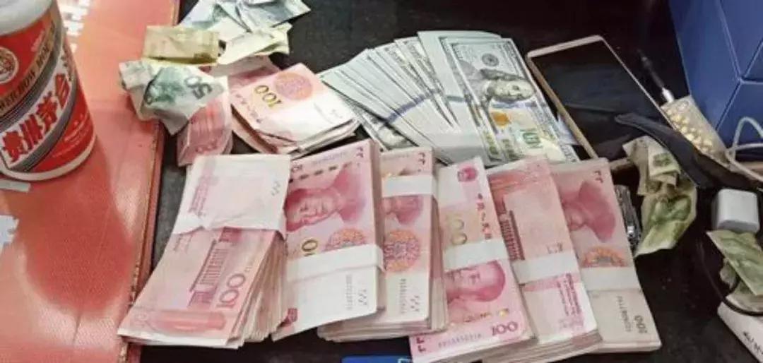 10万元现金遗落在出租车上，司机选择了这么干…