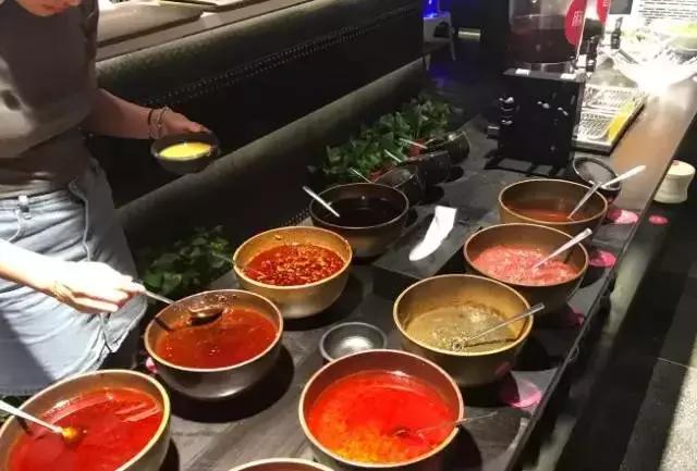 降温吃火锅是对冬天最起码的尊重,吃火锅是对冷天起码的尊重