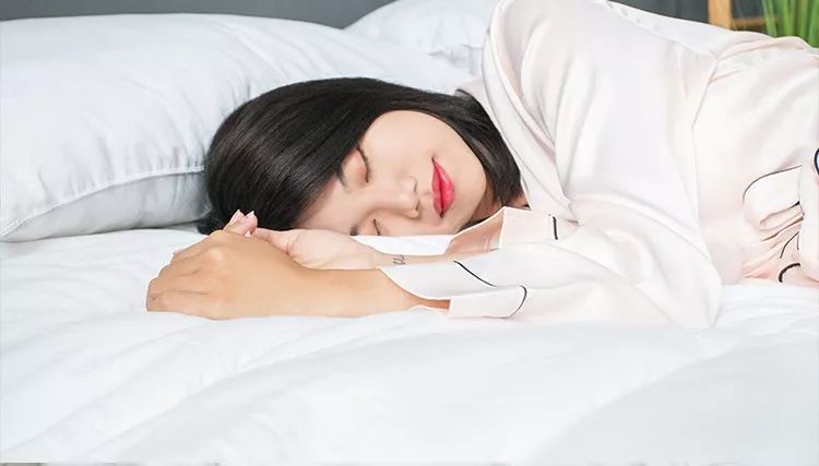 冬季盖蚕丝被保暖还是棉被保暖,羽绒被蚕丝被棉被哪种最暖