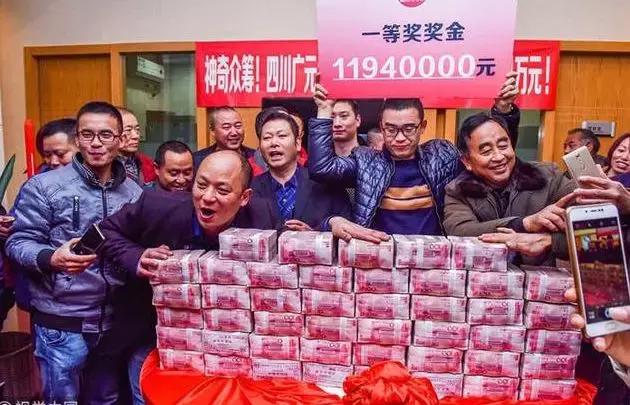 成都200人合买双色球中得大奖1194万，现场分钱热闹非凡