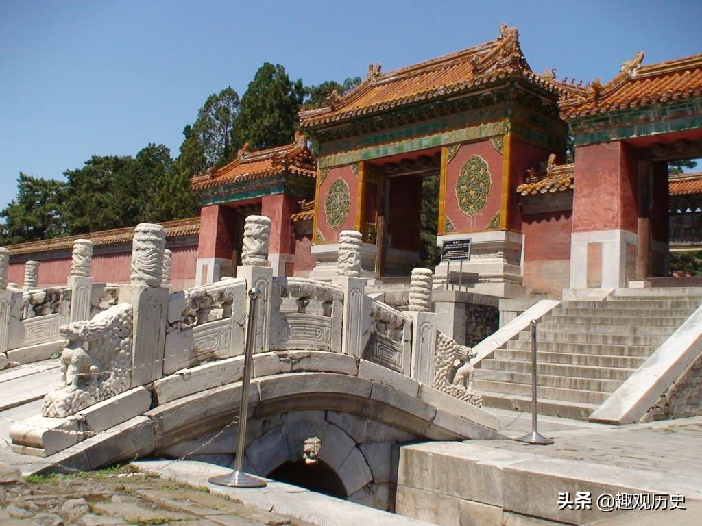 乾隆皇帝死后是他的哪个儿子继位,乾隆皇帝薨逝后他的妃子下场如何