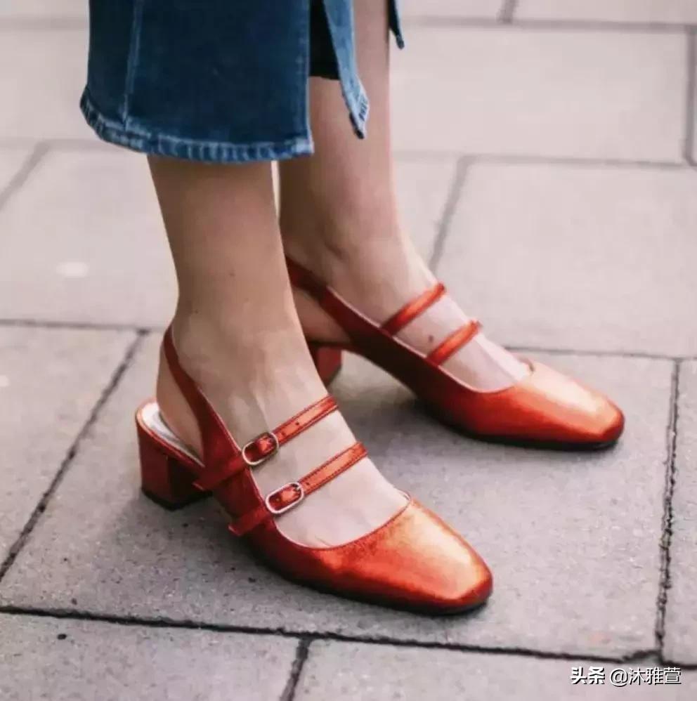 穿红色衣服红色鞋子,红色芭蕾单鞋配牛仔裤