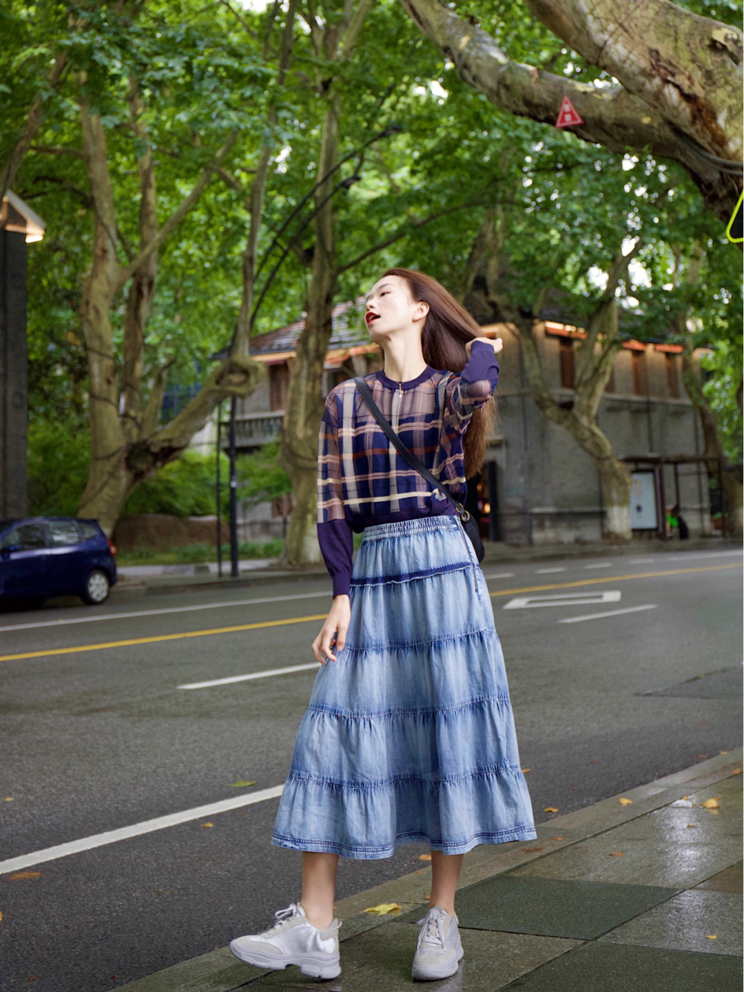 裙子运动鞋搭配秋冬款,运动鞋搭配裙装这种造型更加时髦