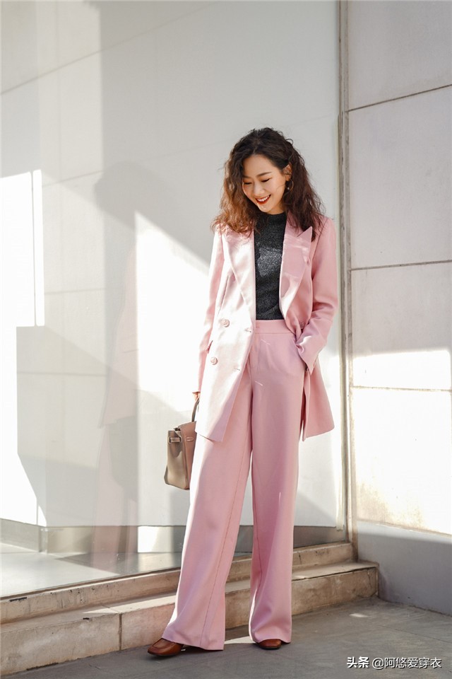 短款小西装里面穿啥内搭比较好看,流行外套小西装怎么搭配好看