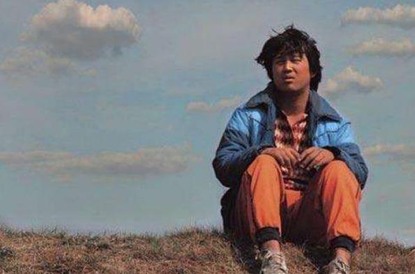 傻子路过一片甘蔗地，被一具女尸绊倒，转身逃跑却被女尸一手抓住