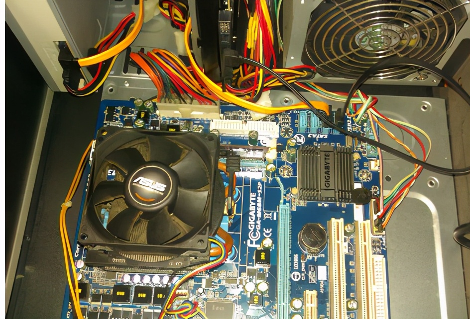 电脑屏幕不亮一般有几个原因,计算机不亮怎么回事