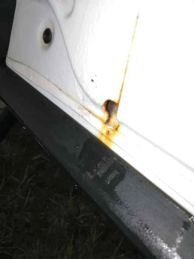 车门排水口生锈怎么处理,车门生锈大概多久能锈穿