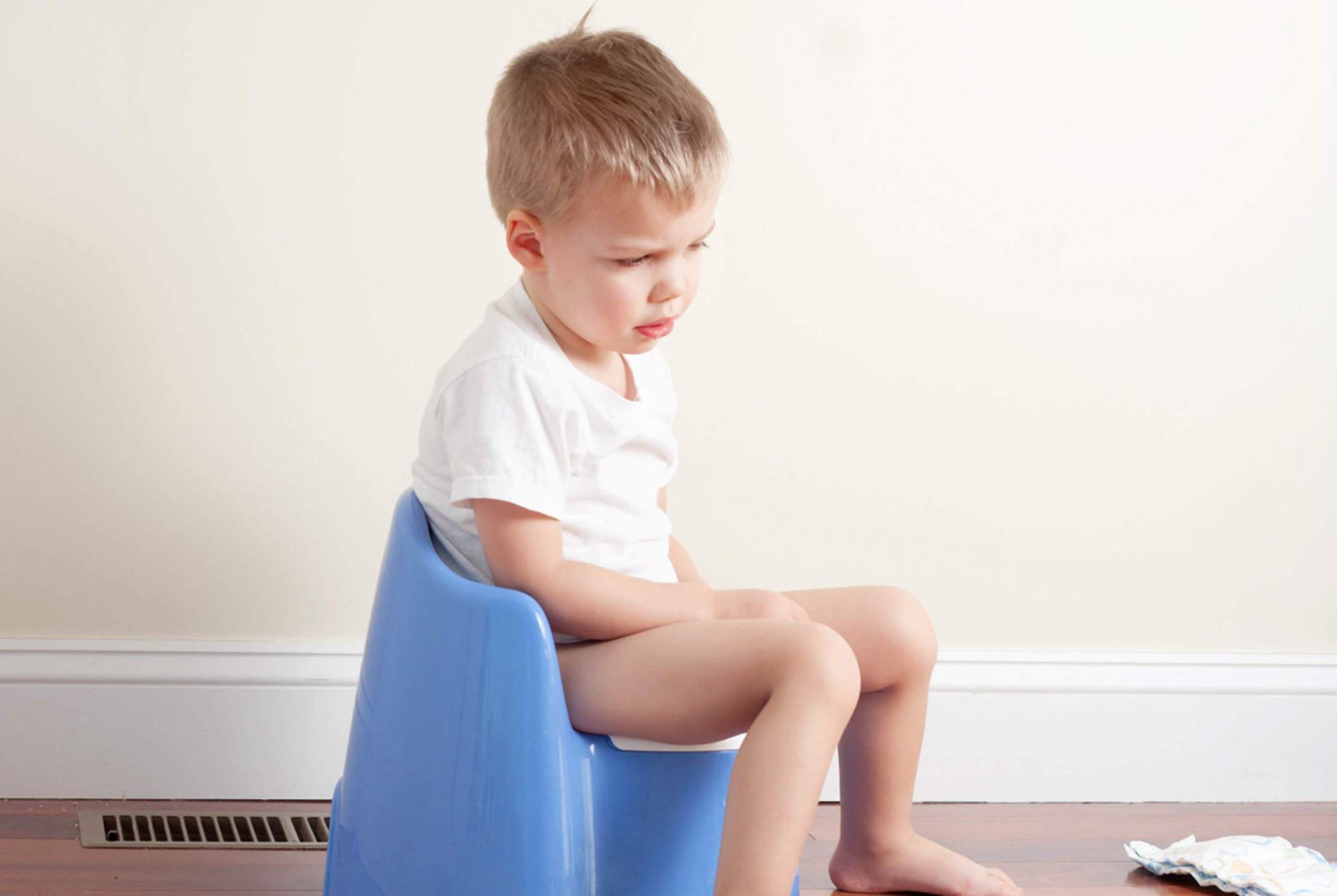 宝宝不愿意坐马桶大便怎么办,宝宝坐马桶为什么拉不出大便呢