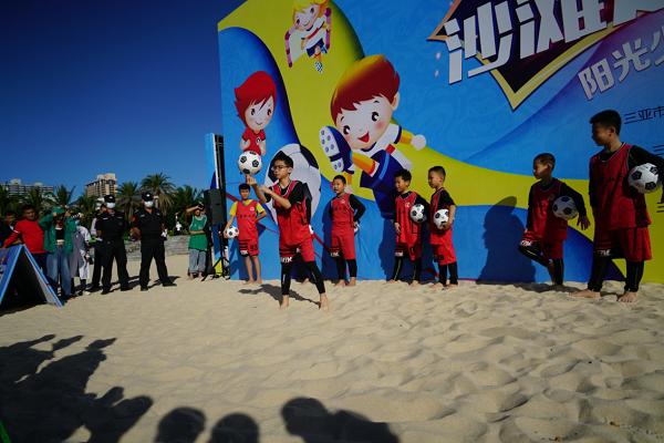 吉阳区第二届青少年沙滩足球联赛大东海开赛