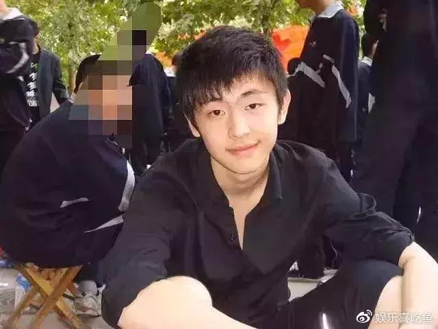 邓伦高中照曝光,眯眯桃花眼果然真校草,谁注意同桌颜值更逆天