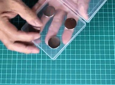 如何用四个小圆磁铁做个悬浮陀螺,神奇的磁铁可以让陀螺旋转个不停