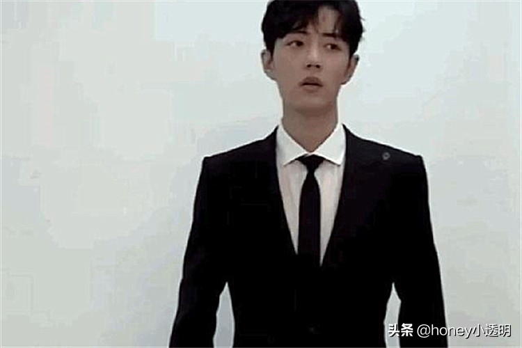 肖战穿gucci海军领外套,肖战淡紫色西装