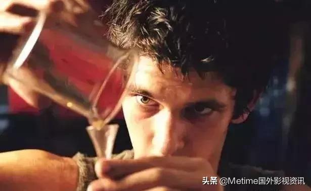 这是一部有味道的电影,资本主义的肮脏恶臭却开出了纯粹的爱之花