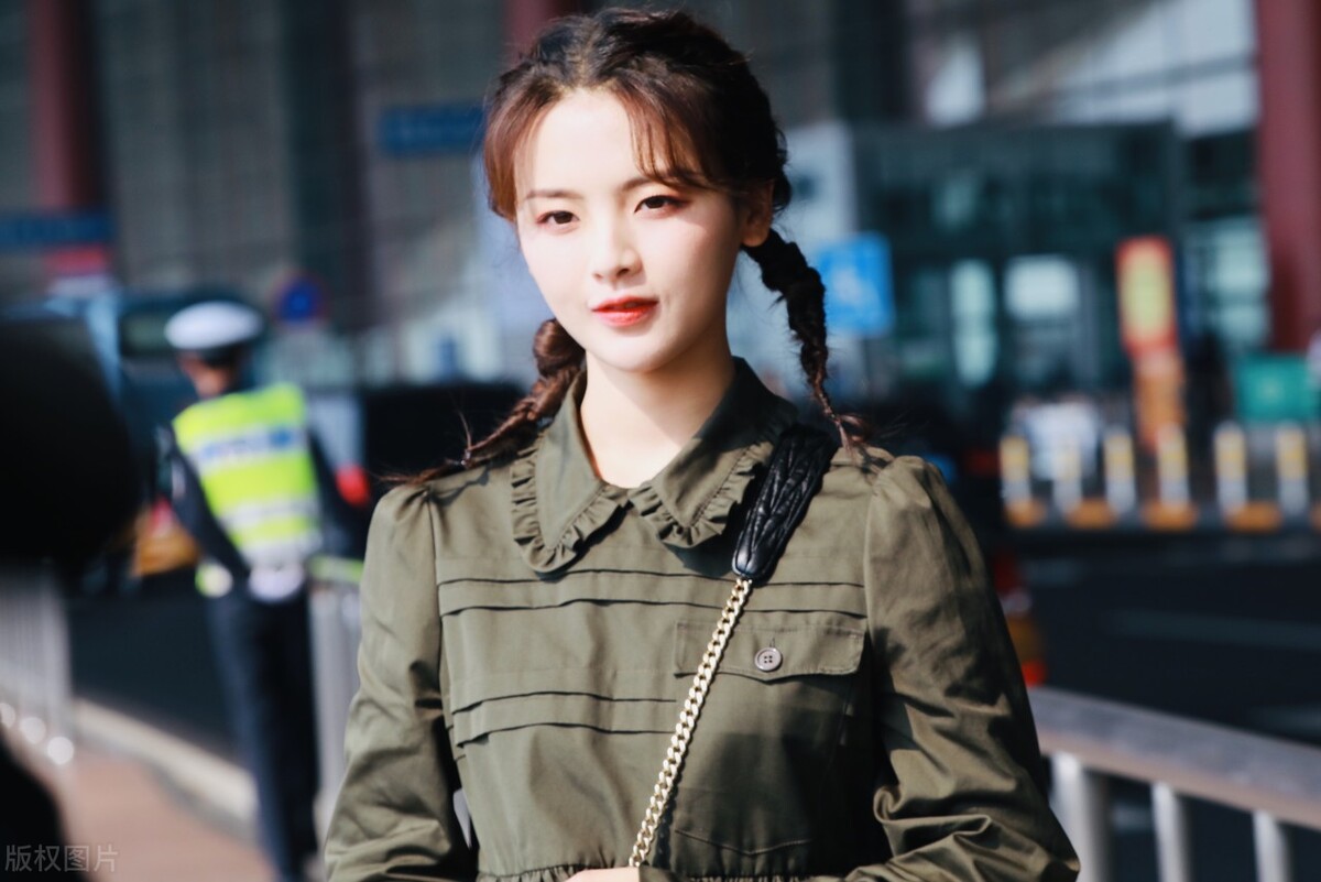 穷人买2万LV，而富人却背400元包包，“精致穷”打了谁的脸