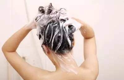 头发老是出油怎么改善学生,头发经常出油怎么治