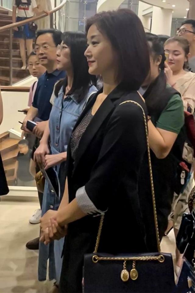 53岁*祖英宋**气质真好，穿西装套雪纺衫丰满又干练，配波波头真减龄