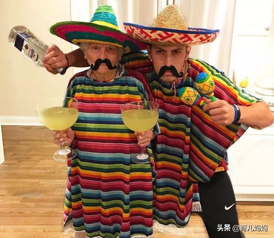 93岁奶奶恶搞27岁孙子一夜爆红！千万网友实力围观：奶奶太坑了！