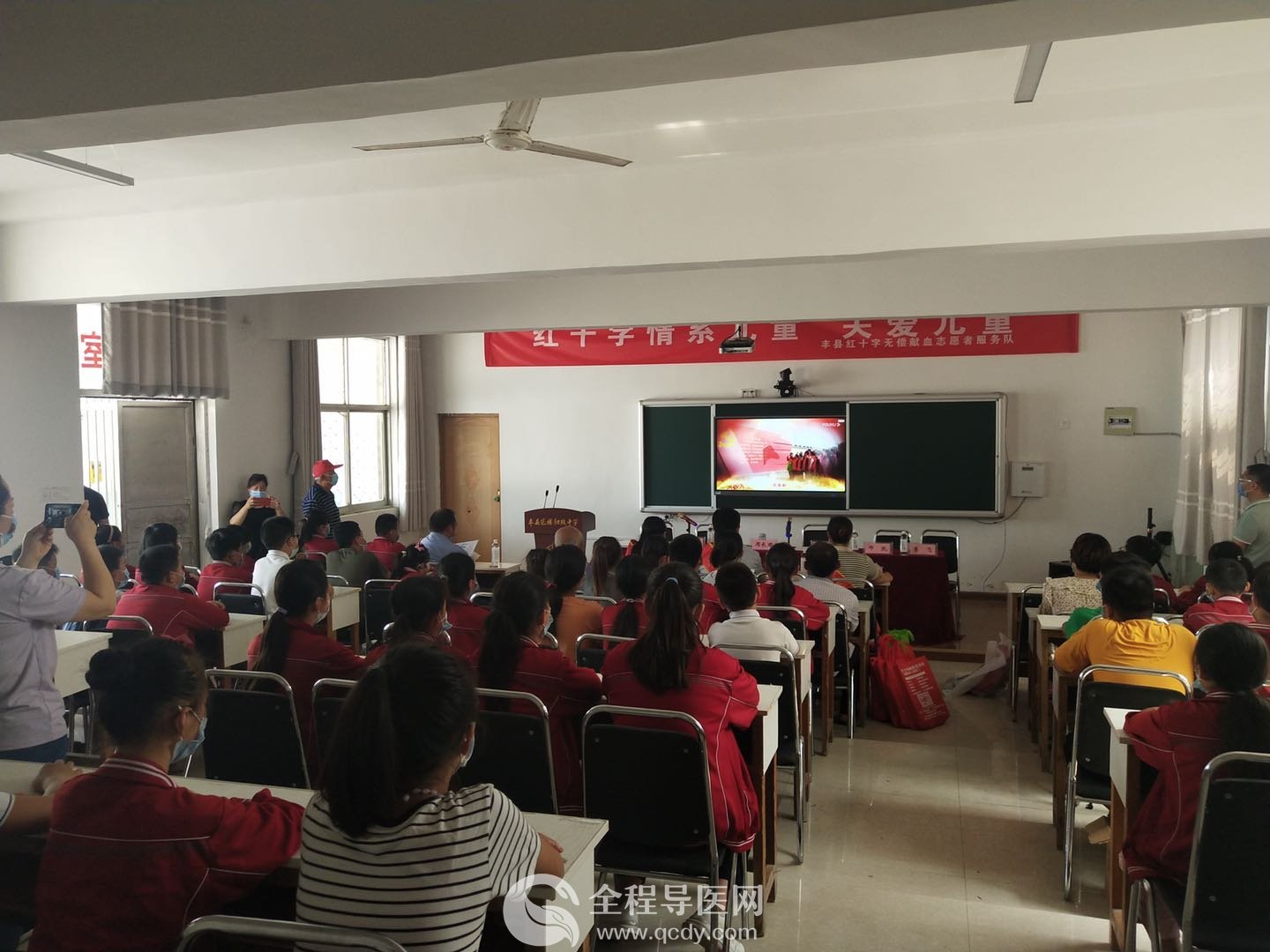 徐州“大儿童”献血过六—,丰县献血队为小学生捐赠送关怀