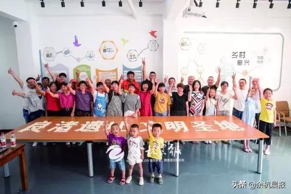 观众鼓掌欢呼起来,观众欢呼现场