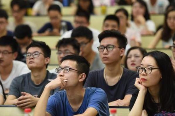 为什么大学里的英语课，多数是年轻漂亮的女老师？男老师去哪了