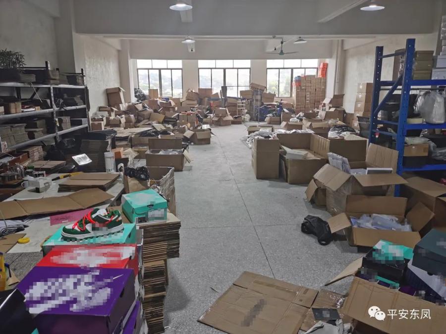 现在网上几十元名牌包是真的吗,一个名牌包的成本