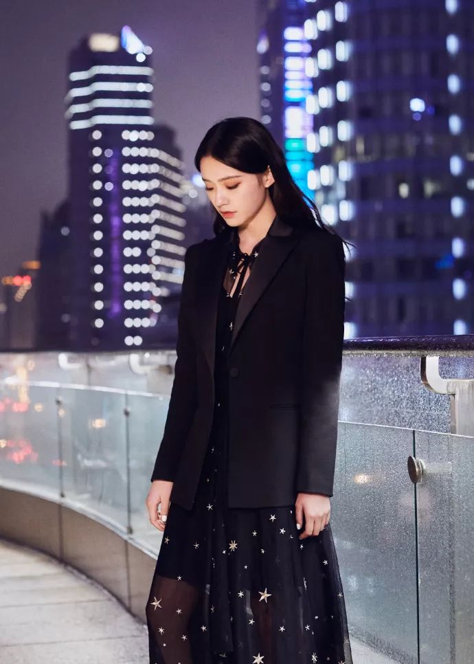 林允空气刘海发型图片,复古腔调的林允眉上齐刘海