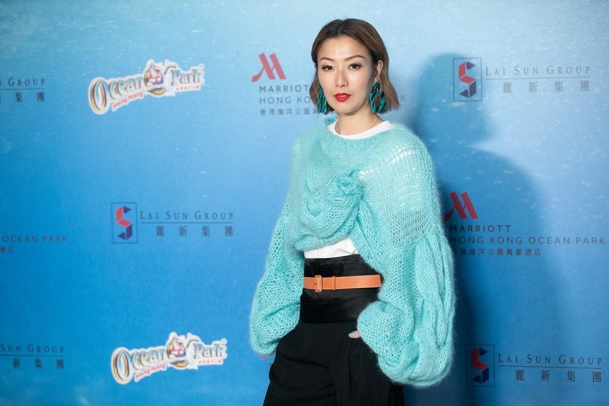 郑秀文减龄背心,郑秀文蓝衬衫搭配