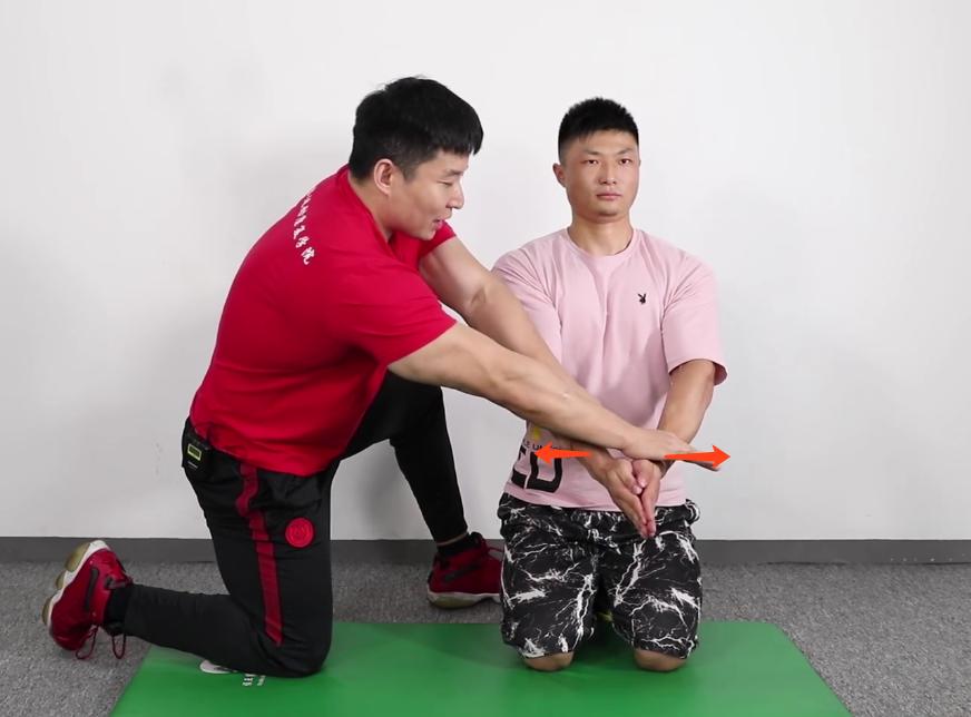 哺乳期两边胸大小不一样怎么调整,女性胸左右大小不一样怎么矫正