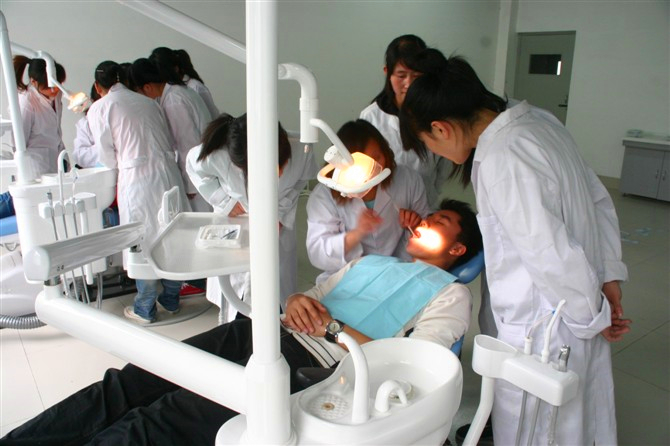 初中毕业公费师范生就业方向,正规的初中刚毕业学什么好就业