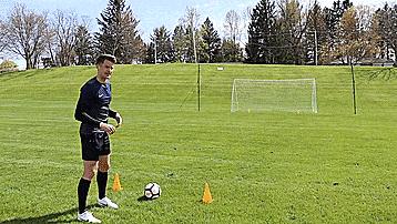 足球训练如何提高踢球发力,足球训练怎样练好两脚出球