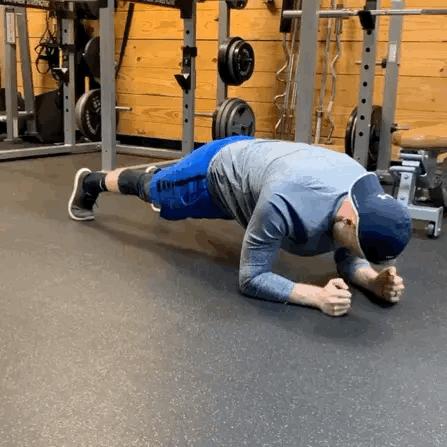 俯卧撑正确姿势肩胛骨怎么打开,新手练俯卧撑和平板卧推