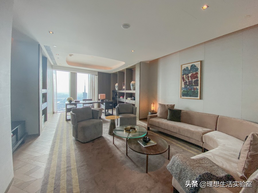 住在广州瑰丽酒店看外面风景,广州瑰丽酒店看到整个广州夜景