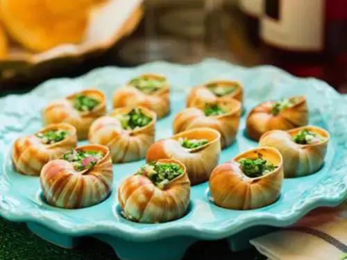 西餐的吃法怎么拿刀叉,吃西餐正确拿刀叉的姿势