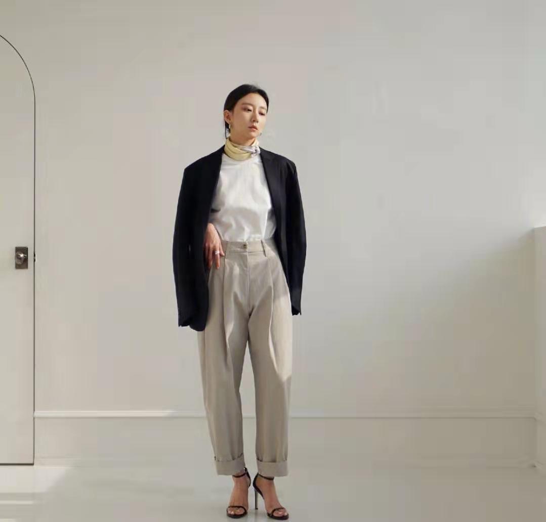 今日穿搭look卫衣时髦不张扬,超大版卫衣穿搭女高级感