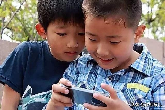 教你怎样改变孩子玩手机的习惯,孩子玩手机上瘾怎么弄